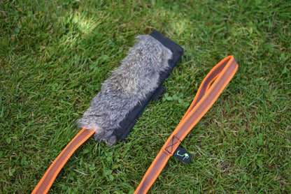 Jouet rabbit  avec pochette à friandises et Anse