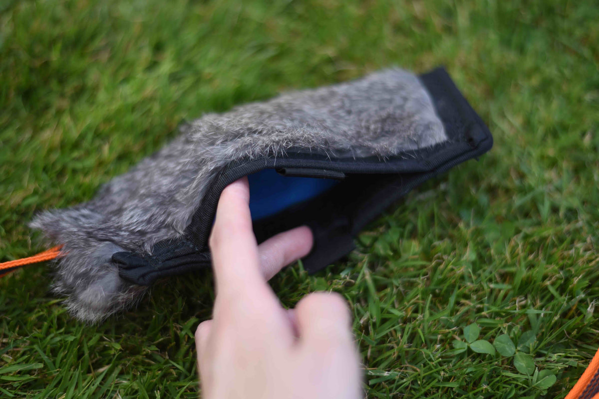 Jouet rabbit  avec pochette à friandises et Anse