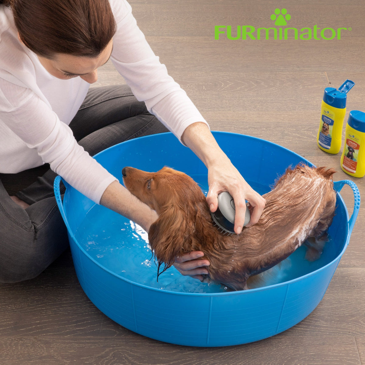 Brosse de bain avec réservoir pour shampoing chien, chat